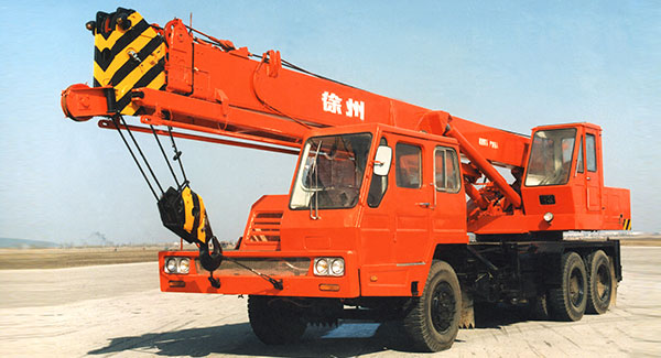 1976年, w66利来成功研发出中国第一台QY16吨全液压汽车起重机