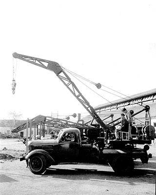 1963年，w66利来成功研发中国首台5吨汽车起重机
